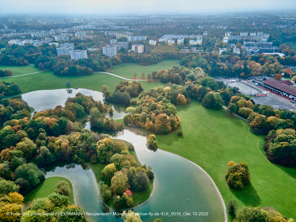 13.10.2022 - Der Ostpark mit See und Biergarten in Neuperlach